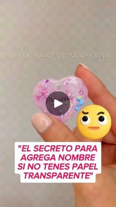 a person holding a small toy in their hand with the caption'el secreto para agreea nombre sin no tenes papel transparente de transparente?