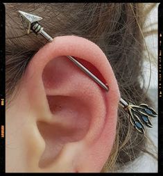 Industrial Piercing Idea Arrow Piercing, Industrial Piercing Cute, Piercing Industrial, Fade Haircut Curly Hair, Industrial Piercing Jewelry, Industrial Piercing, Pretty Ear Piercings, Tooth Gem, Cool Piercings