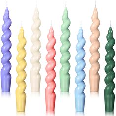 there are many different colored candles in the same row