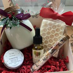 Enjoy These Beautiful Christmas Set!! Handcrafted With !! This Set Comes With: A Christmas Scent Candle, Honey Bar Soap, Body Oil, Bath Salts And Organic Lip Balm. Candle Made With Organic Soy Wax. Honey Bar, Christmas Scent, Scent Candle, Christmas Scented Candles, Christmas Gift Set, Organic Lip Balm, Christmas Scents, Christmas Set, Teeth Whitening Kit