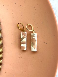 ⋒ Item Description: Listing is for ONE pair of boho faux stone bar huggie earrings. Handmade polymer clay earrings. Polymer clay is lightweight and won't weigh down your ears! Huggies are made out of hypoallergenic gold-plated brass. These earrings hang about 1.5 inches long. Huggie size is 0.55 in (44 mm) ⋒ Handmade: Each pair of earrings is carefully crafted. I hand mix polymer clay, bake, sand, and finish each piece myself. Please note that each product is one of a kind and slight variations Gold Rectangular Jewelry For Summer, Rectangular Gold Jewelry For Summer, Rectangular Gold Summer Jewelry, Trendy Brown Rectangular Jewelry, Bohemian Rectangular Jewelry For Everyday, Beige Rectangular Jewelry Gift, Bohemian Rectangular Jewelry For Summer, Bohemian Rectangular Summer Jewelry, Boho Polymer Clay