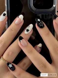 Black Nail Heart Design, Star Style Aesthetic, Straykids Nail Art, Aesthetic Nails Black And White, Nail Art Hitam Putih, Cute Nails Stars, Black Nail Inspired, Cute Nails Black And White, Black And White Aesthetic Nails