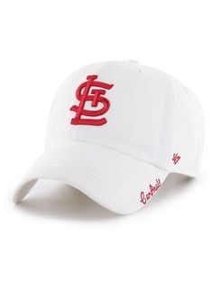 a white hat with the st louis cardinals on it