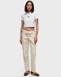 model wearing stone womens work pants Dickie Outfit Women, Dickies Women’s Outfits, Dickies Pants Outfits Women, Dickies Outfit, Dickies Style, Dickies 874, Dickies Workwear, Dickies Women, Dickies Pants