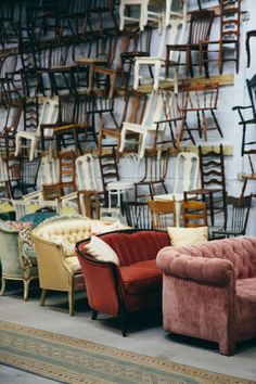 several chairs are lined up against the wall