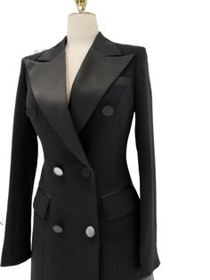 Présentation de la superbe robe blazer noire avec un luxueux col en satin - une pièce de déclaration qui vous fera sentir confiante, élégante et chic sans effort. Rehaussez votre garde-robe avec cette robe de smoking sophistiquée de Guocali . Préparez-vous à faire tourner les têtes et à faire une déclaration avec notre superbe robe blazer noire. Dotée d'un luxueux col en satin, cette robe pour femme est la combinaison ultime de confiance et d'élégance. Rehaussez votre style avec la robe blazer n Women Blazer Dress, Black Blazer Dress, Mens Undershirts, Women Blazer, Tuxedo Dress, Suit Shoes, Feeling Confident, Dress Satin, Blazer Outfits