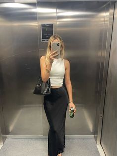 Silk Skirt Outfit, Black Skirt Outfits, Chique Outfit, Elegante Casual, Looks Street Style, Skirt Outfit, Looks Chic, 가을 패션, Looks Style