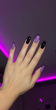 Shellac Nails Medium Length, Almond Acrylic Nails New Years, Purple Nail Ideas Simple, Nails With One Accent Nail, Simple Grunge Nails, Grunge Nails Short, Purple Nails Simple, Purple Nails Aesthetic, Black And Purple Nails