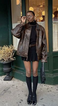 leather jacket outfit inspo La Style Outfits Summer, Brown Jacket Outfit Winter, Styling Brown Leather Jacket, Brown Outfit Aesthetic, Brown Jacket Outfit, Brown Leather Jacket Outfit, Dinner Outfit Casual, Brown Leather Skirt, Look Adidas