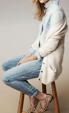 Cozy in chambray. Looks Jeans, Leopard Print Shoes, Print Shoes, Mode Casual, Looks Street Style, Pretty Style, Fashion Images, 가을 패션, Looks Style