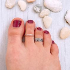 Oxidized Sterling Silver 925 Adjustable Wave Toe Ring, Unisex Open Toe Ring, Wide Midi Ring, Summer Knuckle Ring, Pinky Ring, Foot Jewelry - Etsy Spain Minimalist Toe Ring Jewelry For Beach, Summer Beach Midi Rings, Trendy Adjustable Midi Rings For Summer, Adjustable Midi Rings For Summer, Minimalist Midi Rings For Summer Gift, Minimalist Midi Rings As Summer Gift, Nickel Free Adjustable Minimalist Toe Rings, Minimalist Adjustable Nickel-free Toe Rings, Adjustable Hypoallergenic Open Toe Ring