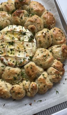 Garlic Butter Baked Brie Easy Recipes With Brie Cheese, Bread And Cheese Appetizer, Brie Bread Appetizer, Ideas For Brie Cheese, Breakfast Brie Recipes, Baked Brie Cob Loaf, Baked Brie Recipes Easy Holiday Appetizers, Roasted Garlic Baked Brie, Brie And Sourdough Bread