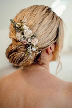 Flower Hair Comb Blush Pink and White Floral Hair Comb - Etsy Pearl Hair Comb Wedding, Flower Bun, Floral Wedding Hair, Floral Hair Comb, Classic Bride, Hair Comb Bridal, Floral Hair Combs, Boho Hair, Flower Comb