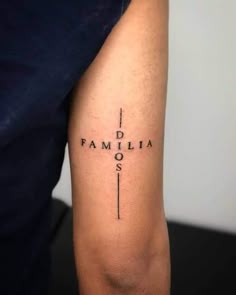 a person with a tattoo on their arm that says, do familia o's