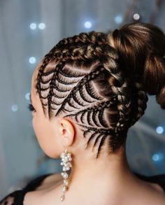 Stand out this autumn with a bold fall haircut that features intricate cornrow designs. This hairstyle is perfect for those who want to make a strong statement with their hair, combining art and fashion. The detailed cornrows add an element of uniqueness and creativity, making it a perfect choice for special events or everyday wear. Straight Hair And Braid Hairstyles, Braids Cornrows Ideas, Crazy Braids Hairstyles, Superhero Hairstyles, Spider Hairstyle, Cornrow Patterns, Protective Braid Styles, Elegant Braids, Fall Hair Cuts