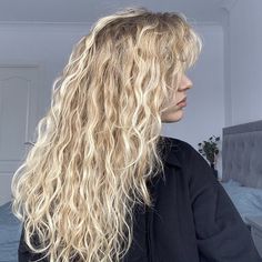 Natural Blonde Wavy Hair, Surf Hair Blonde, Girl With Curly Blonde Hair, Light Blonde Curly Hair, Blonde Balayage Curly Hair Natural, Curly Hairstyles Blonde, Blonde Hair Curly, Blond Curly Hair, Curly Hair Blonde