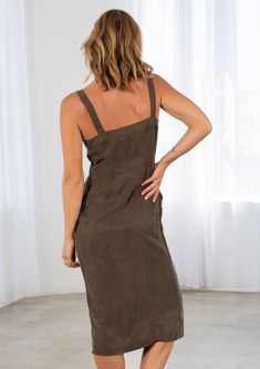 The perfect transition style for Fall, our classic mid-length dress is designed in a super soft cupro blend. Featuring a form-fitting slim silhouette, essential side pockets, and a button-up front. Try it layered over a tee or style it with boots and a cozy cardigan for cooler days. FINAL SALE Slim fit Sleeveless Mid-length Sweetheart neckline Side pockets Buttoned front Model is 5'9, wearing a size S.Style: I-70911W-PGK Summer Workwear Dress With Slip Pockets, Elegant Midi Dress With Slip Pockets, Casual Workwear Dress With Straight Neckline, Solid Dresses With Slip Pockets, Midi Length Linen Dress For Workwear, Chic Midi Dress With Slip Pockets For Work, Relaxed Fit Midi Dress With Slip Pockets, Fitted Casual Linen Dress Unlined, Fitted Casual Linen Dress