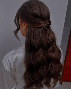 Formal Hairstyles For Dark Hair, Hairstyle Elegant Classy, Elegant Half Up Half Down Hairstyles Medium Hair, Hairstyles For Party Night Elegant, Loose Half Up Half Down, Cheongsam Hairstyle, Hair For Formal Events, Waves Bridal Hair, Wavy Bridal Hair