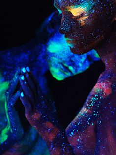 Black Light Makeup, Uv Makeup, Neon Photography, Body Art Photography, Psy Art