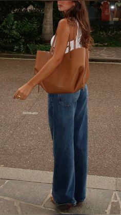 polene bag simples elegant outfit Brown Bags Outfit, Brown Bag Outfit Aesthetic, Brown Bag Summer Outfit, Outfit With Brown Bag, Small Waist Outfits Style, Brown Shoulder Bag Outfit, Polene Bag Cyme, Brown Leather Bag Outfit, Brown Bag Aesthetic