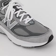 The designers of the first 990 were tasked with creating the single best running shoe on the market. The MADE in USA 990v6 embraces this original mandate, with a series of performance-inspired updates. The upper dispenses with the standard midfoot saddle, allowing the pigskin and synthetic overlays to flow from heel to toe across the mesh underlay, for a speedy, streamlined look. While the evolved design marks one of the most dramatic changes from one generation model to the next that the 990 ha Sneaker New Balance, Sacs Tote Bags, Support Design, New Balance Sneakers, New Balance Women, Us Man, Men Shoes Size, Price Tag, Running Shoe