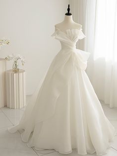 White Organza Ball Gown For Banquet, Wedding Off-shoulder Organza Dress, White Ball Gown Evening Dress For Brides, White Organza Ball Gown For Bridesmaid, Organza Off-shoulder Wedding Dress, White Organza Ball Gown With Sweetheart Neckline, White Organza Bridesmaid Ball Gown, Off-shoulder Organza Dress For Wedding, Elegant White Strapless Ball Gown