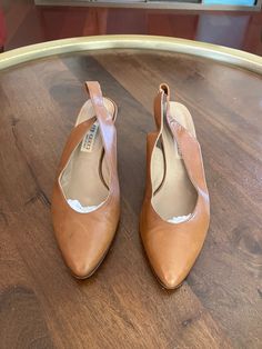 Vintage 80s GUCCI Sylvie Slingback  Women's Shoes Sz 37.5 Tobacco Leather. Pre-Owned. No Box or Dust Bag. Please view all photos for condition Gucci Sylvie, Womens Pumps, Womens Heels, Pump Shoes, Women's Shoes, Dust Bag, Pumps, Gucci, Women Shoes