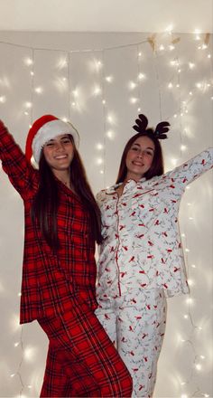 Pj Family Christmas Pictures, Family Pj Christmas Pictures Photo Ideas, Christmas Pj Photoshoot Friends, Christmas Pictures Friends, Christmas Outfit Aesthetic, Christmas Sleepover, Besties Christmas, Bff Christmas, Christmas Pajama Party