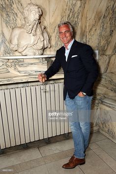 david-ginola Sports Coat And Jeans, Mens Wardrobe, Old Man Fashion, Bald Men Style, Older Mens Fashion, Men Over 50, Gala Outfit, Mens Fashion Blazer