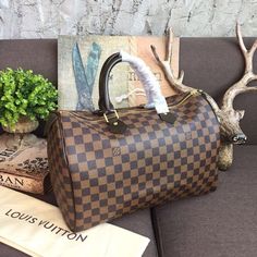 Description L.V Speedy 35 Damier Ebene Canvas For Women,  Travel Bags 13.8in/35cm LV N41363 Rep 1:1 Made from elegant Damier Ebene canvas, the Speedy 35 is a stylish handbag for both travel and daily use. Launched in 1930 as the “Express” and inspired by that era’s rapid transit, today’s updated Speedy remains a timeless House icon, with its unmistakable silhouette, rolled handles and engraved, signature padlock. 35 x 23 x 18 cm / 13.7 x 8.2 x 7.1 inches (Length x height x width) Damier Ebene co Timeless House, House Icon, Lv Speedy, Louis Vuitton Speedy 35, Louis Vuitton Shirt, Chanel Shirt, Speedy 35, Rapid Transit, Handbag Pattern