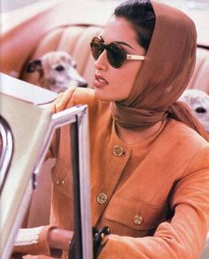 #vintage #fashion #60's Vintage Classy Outfits, Yasmeen Ghauri, 60s Women, Oh My Goddess, 90s Supermodels, Old Money Style, Amazing Ideas, How To Wear Scarves, Vintage Scarf