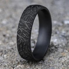 An entanglement of gray branches stands out against the dark and textured background of this tantalum wedding band.- TANTALUM.- BANDWIDTH: 6.0 MM.- FINGER SIZE: 10.- COMFORT FIT.- Can be ordered in most finger sizes.- What is Tantalum?- 100% pure metal (no alloys).- Non-allergenic.- Can be cut off.- Conflict free. Cool Rings For Men, Dark Rings, Viking Wedding, Black Wedding Band, Black Wedding Rings, Dark Wedding, Black Ring, Fantasy Jewelry, Mens Wedding Rings