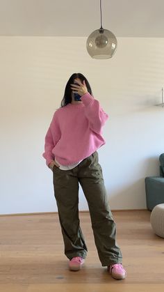 Knit Sweater And Cargo Pants, Pink Cargo Pants Outfits Hijab, Baggy Cargo Pants Aesthetic, Colorful Cargo Pants Outfit, Pink And Green Winter Outfit, Parashut Pants Outfit Winter, Cargo Pants Sweater Outfit, Pink Pants Winter Outfit, Cargo Pants With Sweater