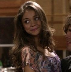 haley dunphy modern family sarah hyland sitcom comedy funny pfp icon profile picture dp pretty girl brunette smile fashion outfits 2014 Tumblr, Girl God