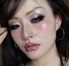 Grunge Editorial Makeup, Lots Of Blush Makeup Look, Buffalo 66 Makeup, Monochromatic Eye Makeup, Doll Makeup Aesthetic, Cool Tone Makeup Looks, Cool Toned Eyeshadow, Makeup Looks Colorful, Monochromatic Makeup