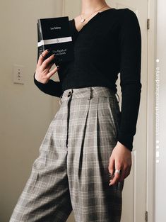 Dark Romantic Outfit Aesthetic, Artsy Academia Outfits, Poet Aesthetic Outfits, Classy Dark Academia, Chruch Outfits, Dark Academia Outfits, Dark Academia Outfit, Dark Academy, Academia Clothes