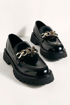 Chunky Loafer, Stile Hijab, Closet Wishlist, Dr Shoes, Chunky Loafers, Loafer Shoes Women, Aesthetic Shoes, Black Loafers