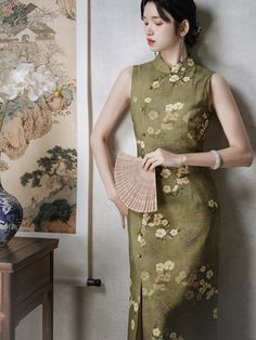 A Chinese dress decorated with paintings depicting flowers blooming in the fields. Flowers in full bloom. The carefully colored flower paintings convey the lively brush strokes. She is a bewitching young lady with a glamorous atmosphere. 
 
 Size 
 
 S size 
 
 Length: 116cm 
 Bust: 84cm 
 Waist: 68cm 
 Hip: 92cm 
 
 M size 
 
 Length: 117.5cm 
 Bust: 88cm 
 Waist: 72cm 
 Hip: 96cm 
 
 L size 
 
 Length: 119cm 
 Bust: 92cm 
 Waist: 76cm 
 Hip: 100cm 
 
 
 
 
 Material 
 
 Nylon 
 Rayon 
 cotton Elegant Floral Print Cheongsam For Spring, Elegant Floral Print Spring Cheongsam, Elegant Spring Floral Print Cheongsam, Elegant Spring Floral Cheongsam, Spring Floral Print Cheongsam, Artistic Floral Print Spring Dresses, Artistic Spring Floral Print Dresses, Summer Floral Print Fitted Cheongsam, Summer Fitted Floral Print Cheongsam