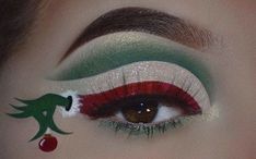 Festive Eye Makeup, Christmas Elf Makeup, Holiday Eye Makeup, Xmas Makeup, Christmas Eyeshadow, Maquillage Yeux Cut Crease, Christmas Eye Makeup, Vampire Bride, Christmas Makeup Look