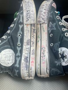 IM SO INLOVE WIRH MY SHOES YAY Drawn On Sneakers, Cursed Shoes, Converse Decoration Ideas, Things To Draw On Shoes, Alt Converse, Doodles On Shoes, Drawings On Shoes, Punk Converse, Converse Inspiration