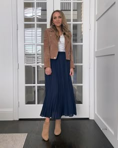 Midi Skirt Ankle Boots Outfit, Midi Skirt With Ankle Boots, Navy Midi Skirt Outfit, Blue Midi Skirt Outfit, Blue Pleated Skirt Outfit, Navy Skirt Outfit, How To Wear A Pleated Skirt, Black Pleated Skirt Outfit, Navy Blue Long Skirt