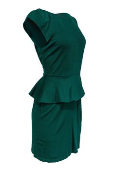 Sophisticated green sheath dress from Alice & Olivia with a figure flattering peplum waist. Take this dress to the next level by accessorizing it with a pair of Current Collection tassel earrings. Size 10 74% Rayon, 20% Nylon, 6% Spandex Exposed silver-toned back zipper Unlined Sheath silhouette w/ peplum waist Round neckline Cap sleeves Bust 35” Waist 30” Shoulder to hem 33.5” Dark Green Elegant Ruffle Dress, Elegant Dark Green Ruffled Dress, Elegant Dark Green Dress With Ruffles, Elegant Sleeveless Dark Green Mini Dress, Elegant Dark Green Sleeveless Mini Dress, Elegant Fitted Dark Green Mini Dress, Green Ruffled Dresses For Work, Green Sheath Mini Dress For Work, Green Peplum Party Dress