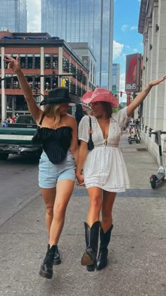 Cma Fest Outfit, Country Poses, Broadway Outfit, Nashville Broadway, Tennessee Outfits, Weekend In Nashville, Cma Fest, Fest Outfits, Nashville Trip