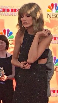 taylor swift is hugged by her mother on the red carpet at the 2013 billboard awards