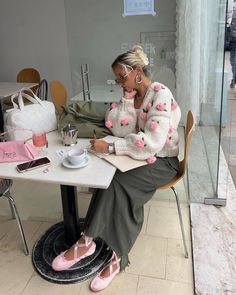 Shooting Pose, Granola Style, Cute Coffee Shop, Look Boho Chic, Street Style Parisian, Spring Fits, Estilo Preppy, Looks Street Style, Vintage Cardigan