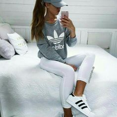 Adidas Trainer, Womens Sports Fashion, Sport Style Woman, Looks Adidas, Look Adidas, Mode Tips, Adidas Trainers, Mode Casual, Adidas Outfit