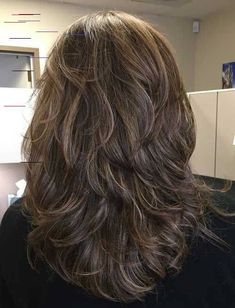 Volume Layer Haircut Wavy Hair, Layered Hairstyles With Bangs Short, Shag Layered Hairstyles With Bangs, 2023 Medium Long Haircuts, Very Layered Hair Medium With Bangs, Haircuts Women Layers, Layered Medium Length Hair Wavy, High Layers Medium Hair, Back Of Head Layers