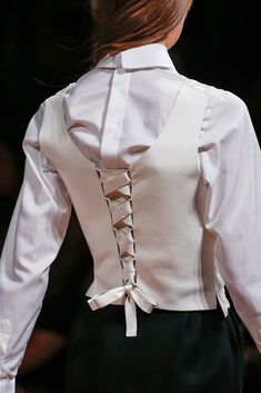 Detail Couture, Review Fashion, Fashion Week Runway, 80s Fashion, White Blouse, White Fashion, Fashion Details, Look Fashion, Paris Fashion