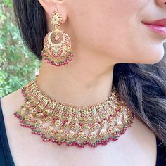 Featuring a traditional bridal jaal necklace made in 22ct gold. The necklace weighs 81.91 GMs including 12.49 GMs of hanging beads. The earrings weigh 23.50 GMs including 3.24 GMs of hanging beads. Yellow Gold Bridal Necklace With Meenakari, Ceremonial 22k Gold Meenakari Jewelry, 22k Yellow Gold Chandbali Kundan Necklace, 22k Yellow Gold Kundan Necklace With Meenakari, Emerald Necklace In 22k Gold For Festivals, Festive Emerald Necklace In 22k Gold, Yellow Gold Round Temple Necklace With Meenakari, 22k Gold Temple Jewelry Emerald Necklace For Celebration, 22k Gold Temple Necklace With Meenakari