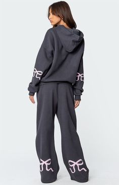 Reach your ultimate level of coziness, while still feeling on-trend with these perfect oversized Bonney bow detail sweatpants from Edikted. Pair them with their matching sweatshirt to complete the look.SweatpantsGraphic bow detailingMatching setCotton, PolyesterModel wears size SModel height is 5'9Item care: Machine wash at maximum 30C, do not bleach, do not tumble dry, iron at a maximum of 110C, do not dry clean. Edikted Womens Bonney Bow Detail Sweatpants - Gray size Small Matching Sweat Set, Sweatpants And Hoodie, Matching Sweats, Sweat Sets, Hoodie Graphic, Comfy Sets, Matching Sweatshirts, Sweat Set, Wide Leg Sweatpants